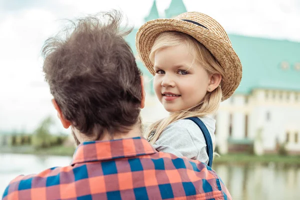 Bambino sorridente in cappello di paglia — Foto stock