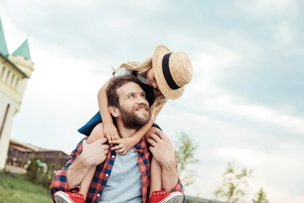 Pai e filha piggybacking juntos — Fotografia de Stock