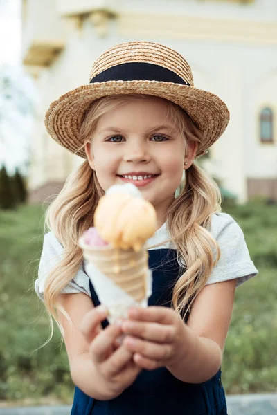 Улыбающийся ребенок с мороженым — стоковое фото