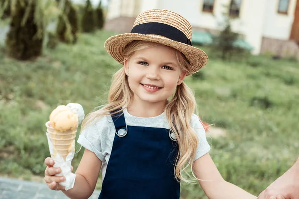 Niño sonriente con helado - foto de stock