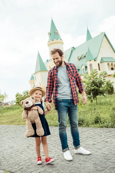 Família caminhando no parque — Fotografia de Stock