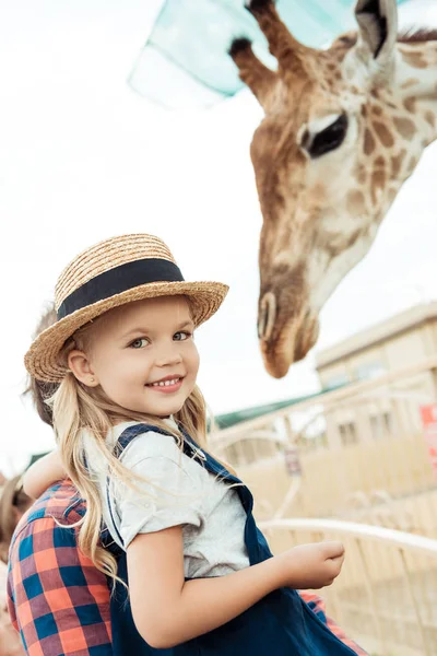 Bambino sorridente allo zoo — Foto stock