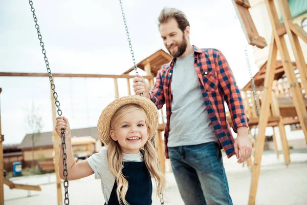 Niño balanceándose en swing - foto de stock