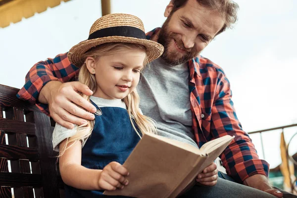 Father and daughter with book — Stock Photo
