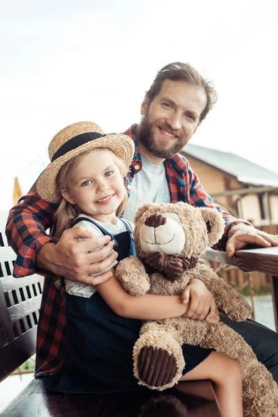 Famiglia seduta a tavola — Foto stock