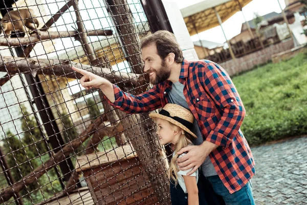 Pai e filha no zoológico — Fotografia de Stock