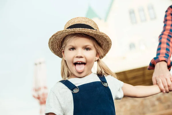 Kind streckt Zunge heraus — Stockfoto