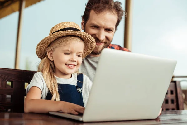 Família usando laptop — Fotografia de Stock