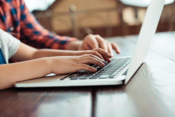 Familie nutzt Laptop — Stockfoto