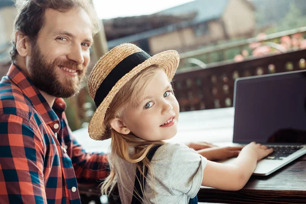 Famille utilisant un ordinateur portable — Photo de stock