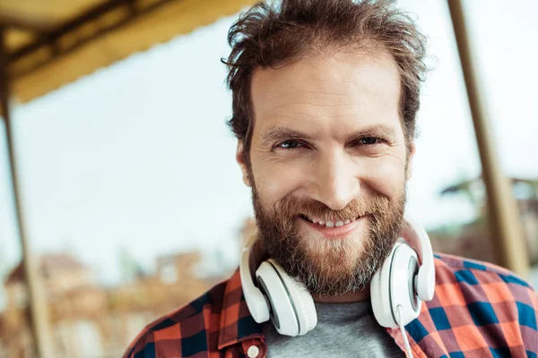 Sorrindo homem com fones de ouvido — Fotografia de Stock