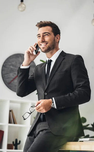 Homme d'affaires parlant par téléphone — Photo de stock