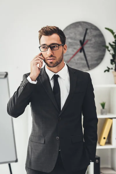 Homme d'affaires parlant par téléphone — Photo de stock