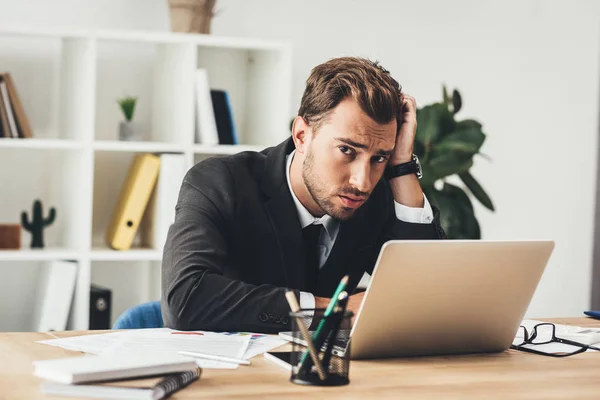 Homme d'affaires travaillant avec un ordinateur portable — Photo de stock