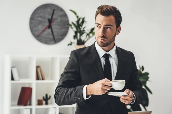 Homme d'affaires avec tasse de café — Photo de stock