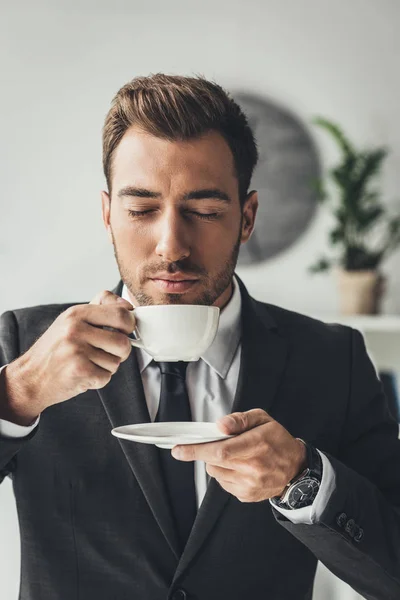 Empresário desfrutando de café aromático — Fotografia de Stock