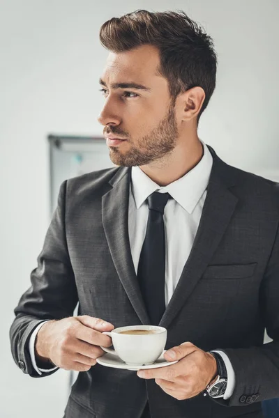 Бізнесмен з чашкою кави — Stock Photo