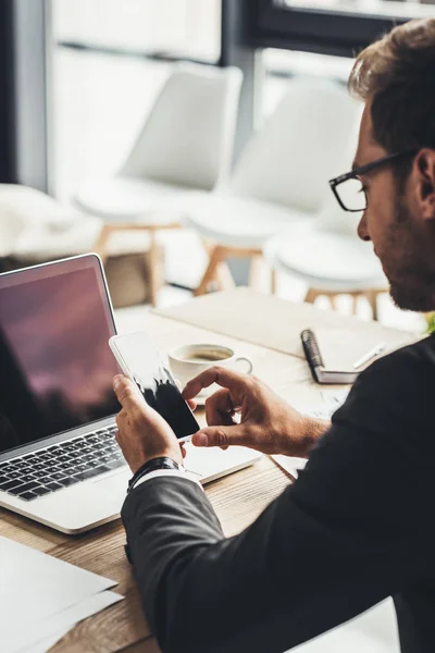 Homem de negócios usando smartphone — Stock Photo