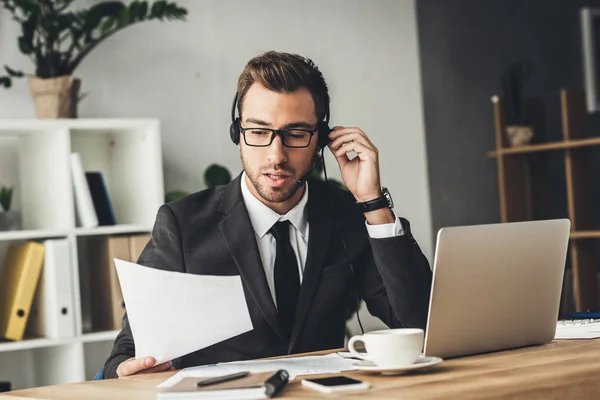 Call center worker — Stock Photo