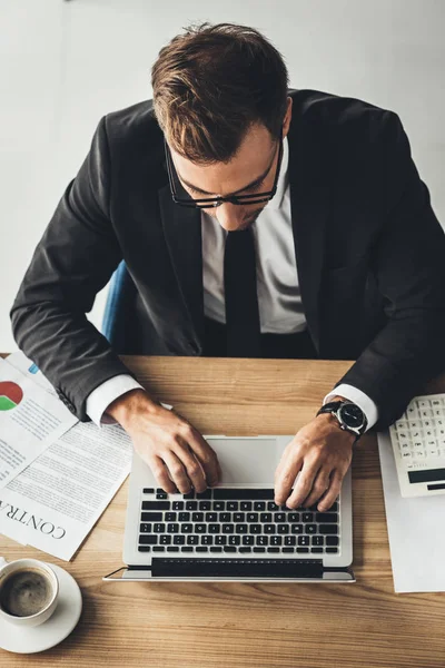 Homme d'affaires travaillant avec un ordinateur portable — Photo de stock