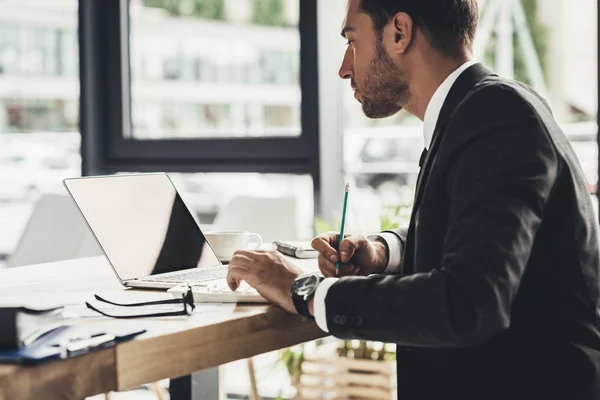 Uomo d'affari che lavora con il computer portatile — Foto stock