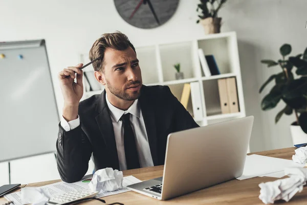 Pensativo hombre de negocios - foto de stock