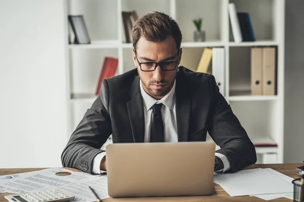 Empresario trabajando con portátil - foto de stock