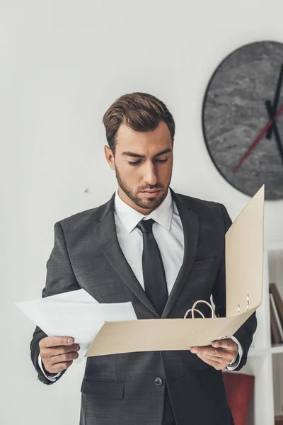 Homme d'affaires avec dossier documents — Photo de stock