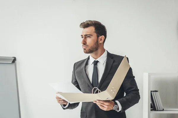 Hombre de negocios con carpeta de documentos - foto de stock