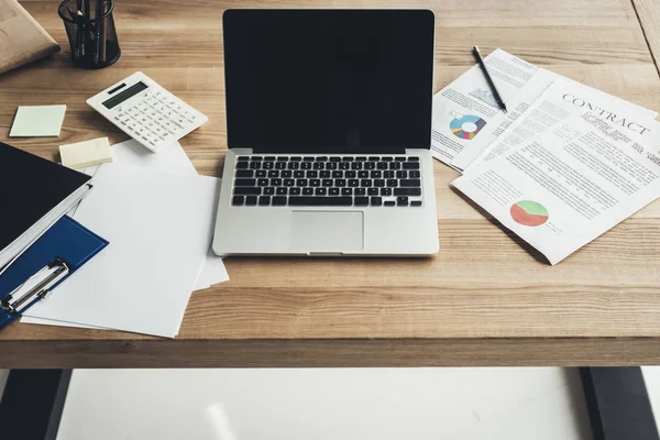 Lugar de trabajo con ordenador portátil y documentos - foto de stock