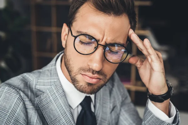 Geschäftsmann mit Kopfschmerzen — Stockfoto