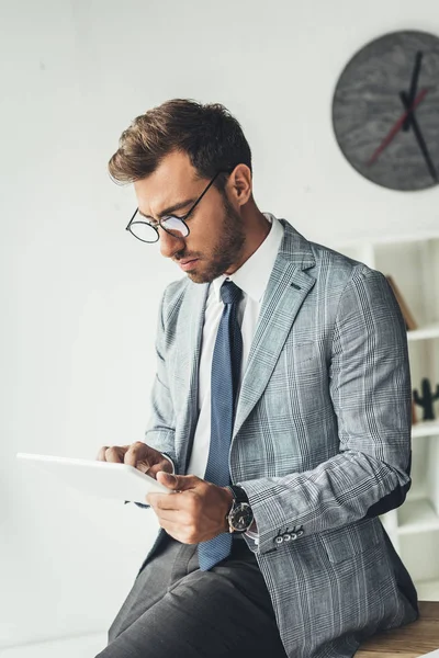 Geschäftsmann mit Tablet — Stockfoto