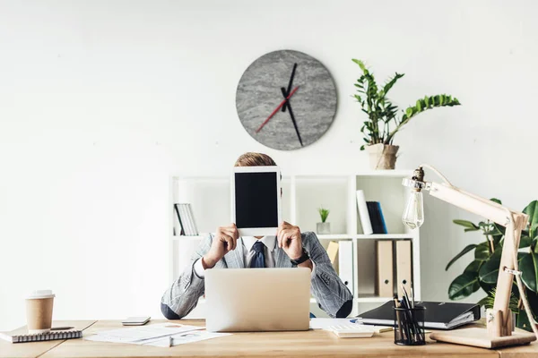 Cara de revestimiento de hombre de negocios con tableta - foto de stock