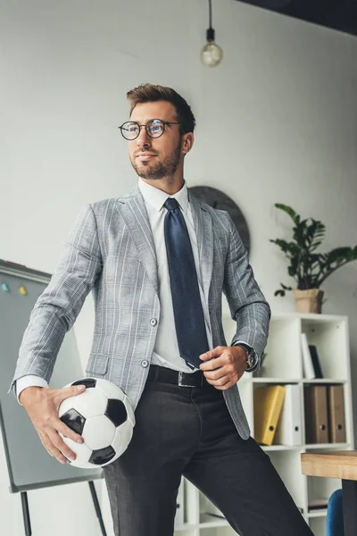 Empresario con balón de fútbol - foto de stock