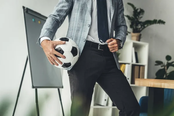 Бізнесмен з футбольним м'ячем — стокове фото