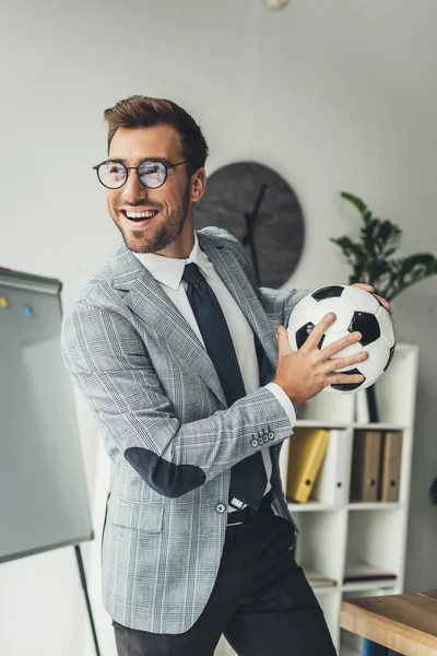 Бизнесмен с футбольным мячом — стоковое фото