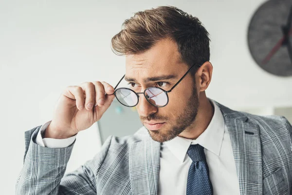 Geschäftsmann in schickem Anzug und Brille — Stockfoto