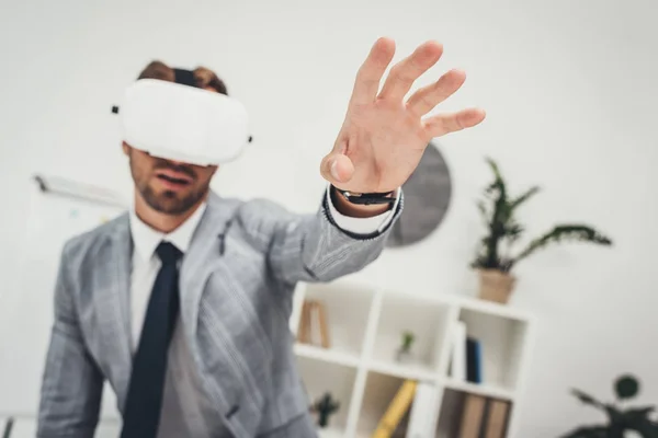 Hombre de negocios en auriculares vr — Stock Photo