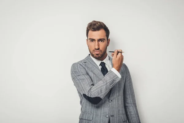 Homem de negócios desenhando-se com lápis — Fotografia de Stock