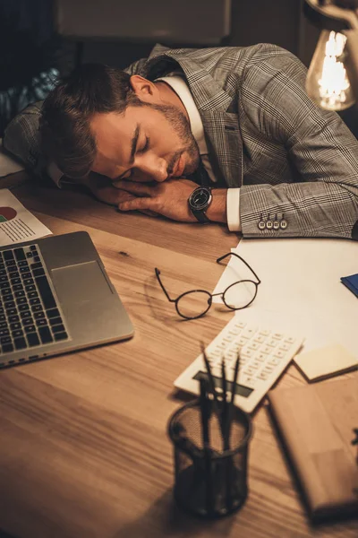 Спящий бизнесмен в офисе — стоковое фото