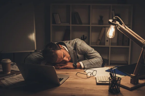 Спящий бизнесмен в офисе — стоковое фото
