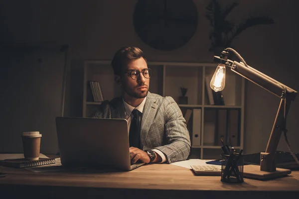 Geschäftsmann arbeitet mit Laptop — Stockfoto