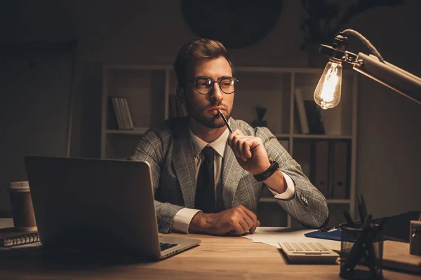 Homme d'affaires au bureau en fin de soirée — Photo de stock