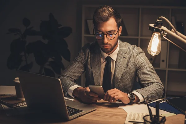 Hombre de negocios usando smartphone - foto de stock