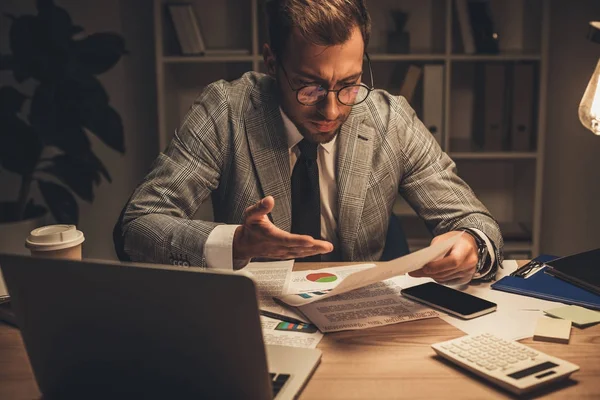 Uomo d'affari oberato di lavoro con scartoffie — Foto stock