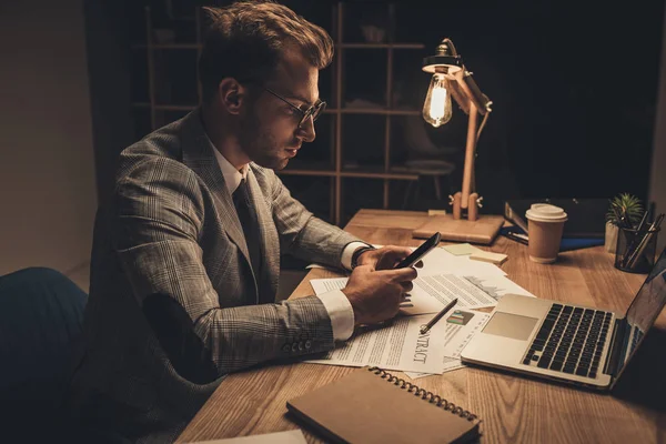 Homme d'affaires utilisant un smartphone — Photo de stock