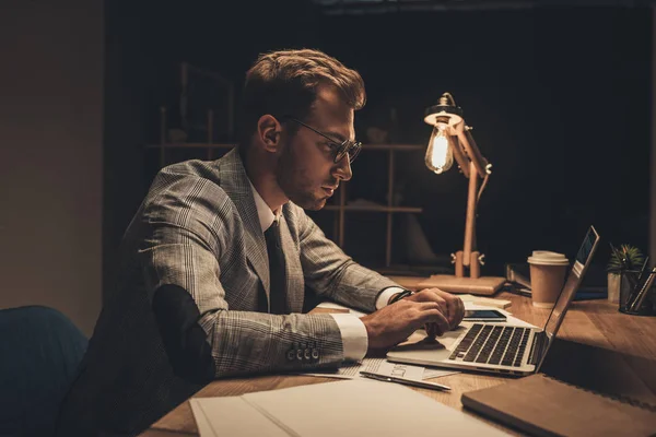 Empresario trabajando con portátil - foto de stock