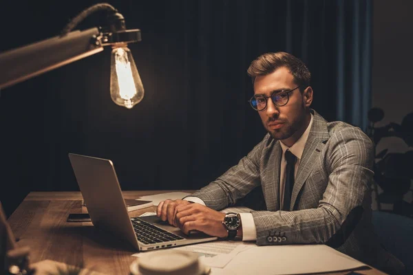 Empresario trabajando con portátil - foto de stock