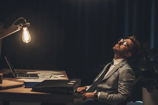 Un hombre de negocios dormido en la oficina - foto de stock