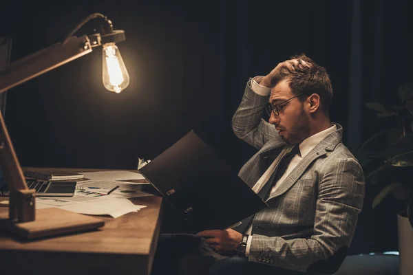 Uomo d'affari oberato di lavoro con scartoffie — Foto stock